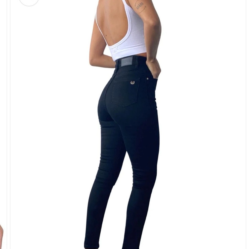 Sculpting High-Rise Black Skinny Jeans for Women